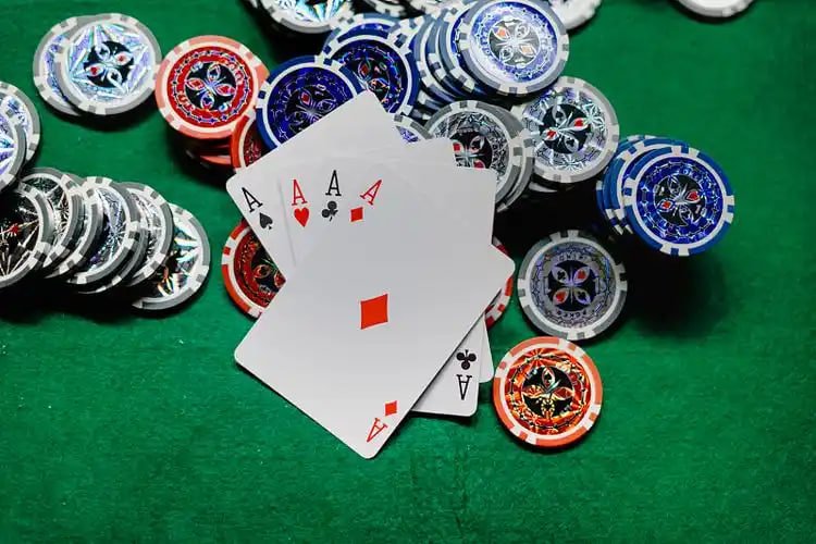 Pengguna bermain live casino jitu10 di smartphone dengan dealer profesional dan streaming berkualitas